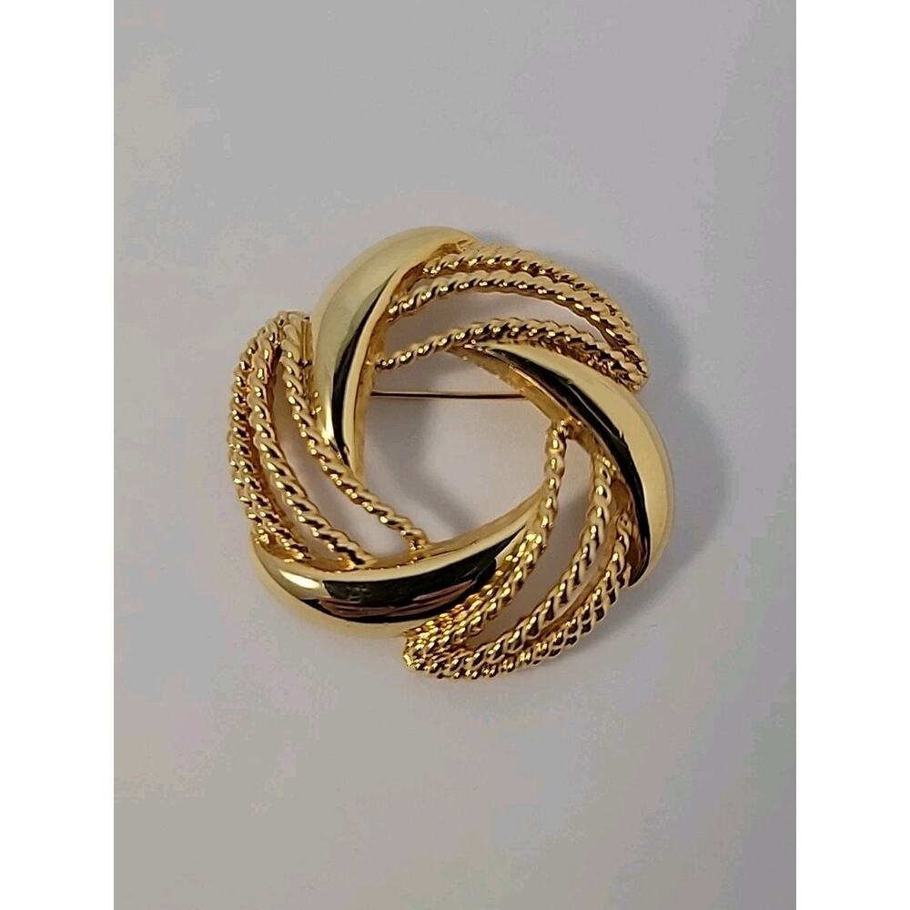 NAPIER Vintage Brooch Lapel Pin 1.8 Inch Gold Tone‎ Metal Modernist Round Swirl